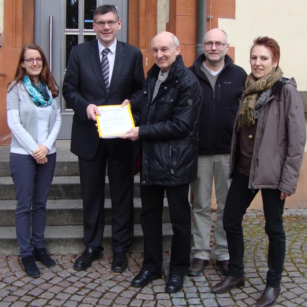 Übergabe der 884 Unterschriften an die Gemeindeverwaltung
